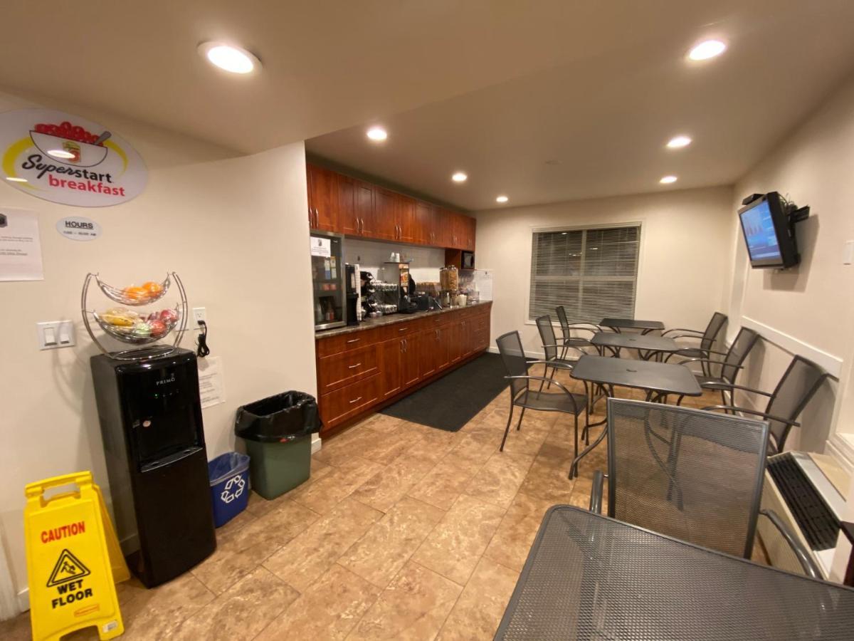 Super 8 By Wyndham 100 Mile House Ξενοδοχείο Εξωτερικό φωτογραφία