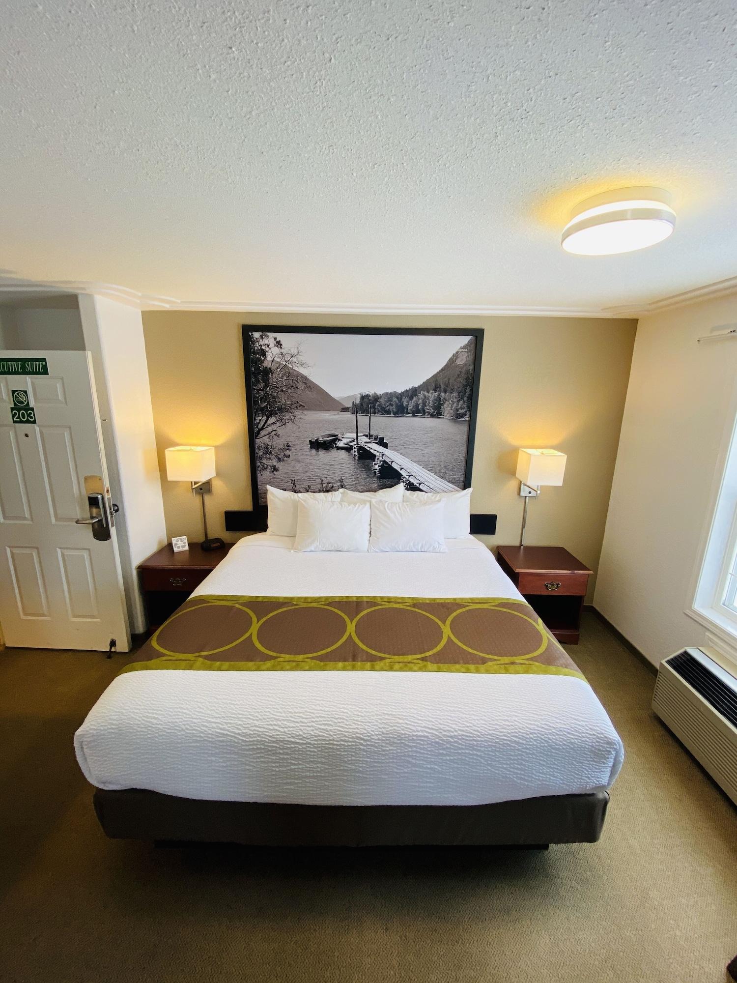 Super 8 By Wyndham 100 Mile House Ξενοδοχείο Εξωτερικό φωτογραφία