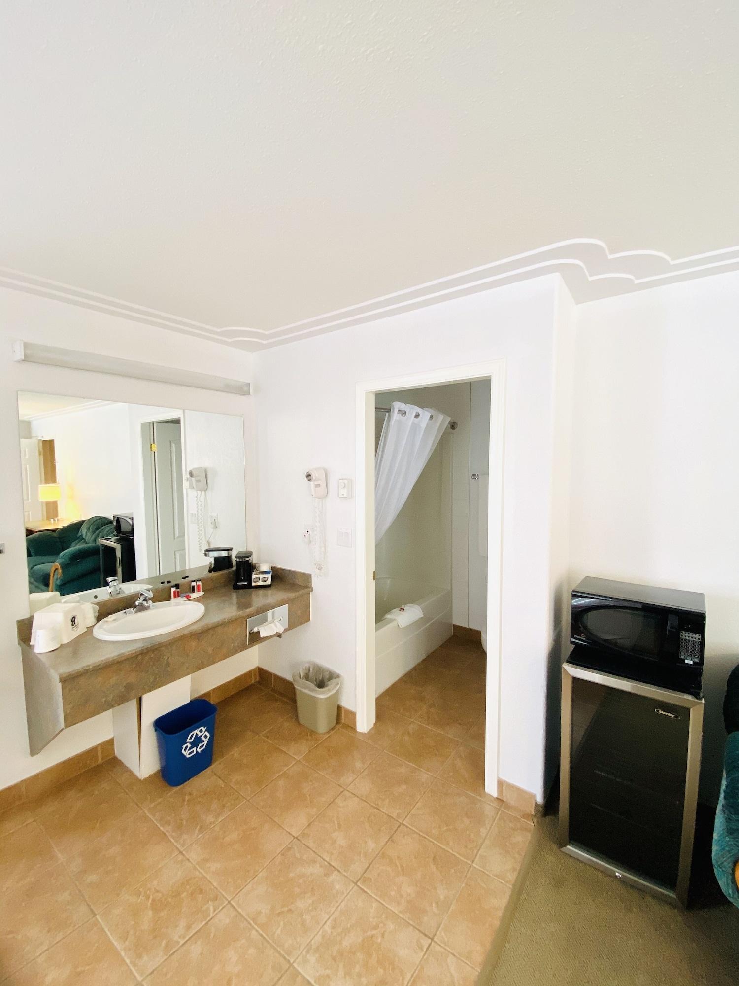 Super 8 By Wyndham 100 Mile House Ξενοδοχείο Εξωτερικό φωτογραφία
