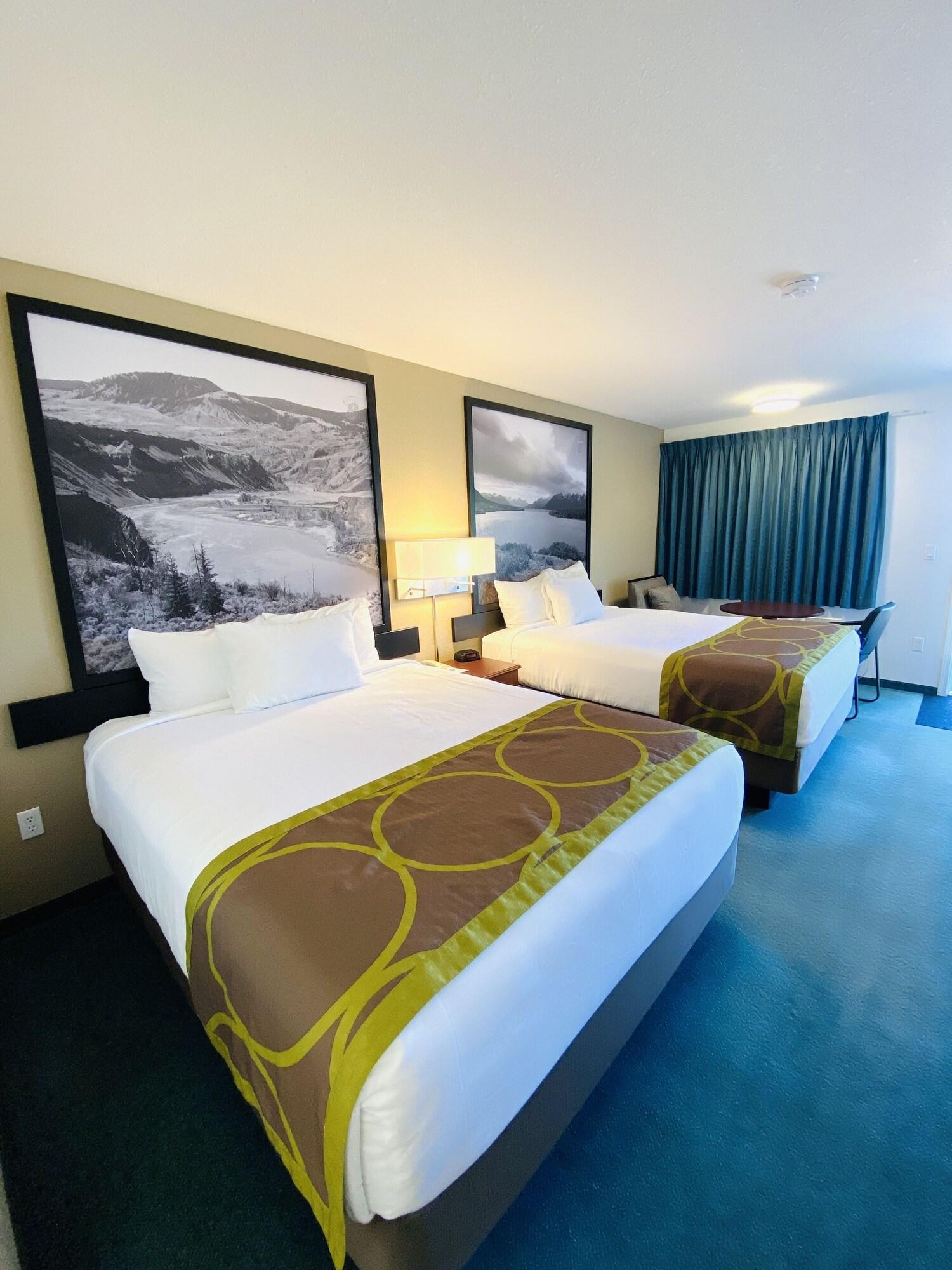 Super 8 By Wyndham 100 Mile House Ξενοδοχείο Εξωτερικό φωτογραφία