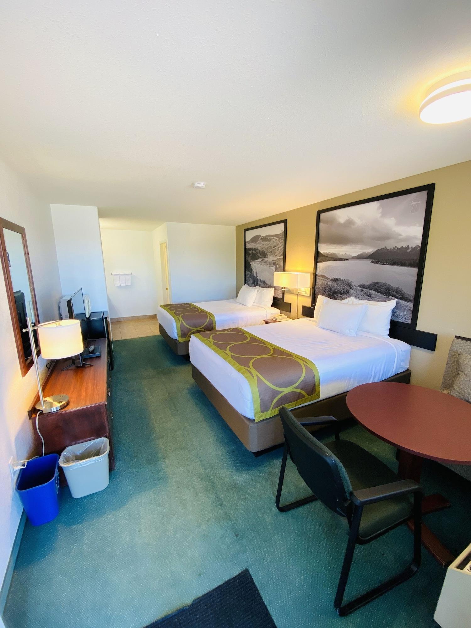 Super 8 By Wyndham 100 Mile House Ξενοδοχείο Εξωτερικό φωτογραφία
