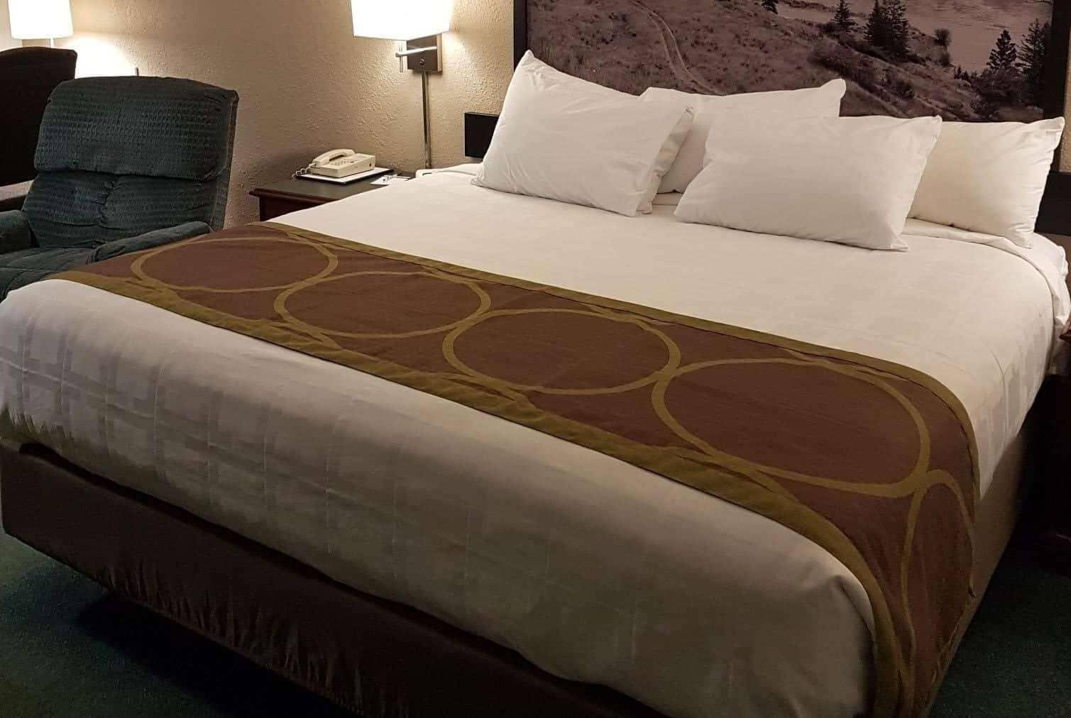 Super 8 By Wyndham 100 Mile House Ξενοδοχείο Εξωτερικό φωτογραφία