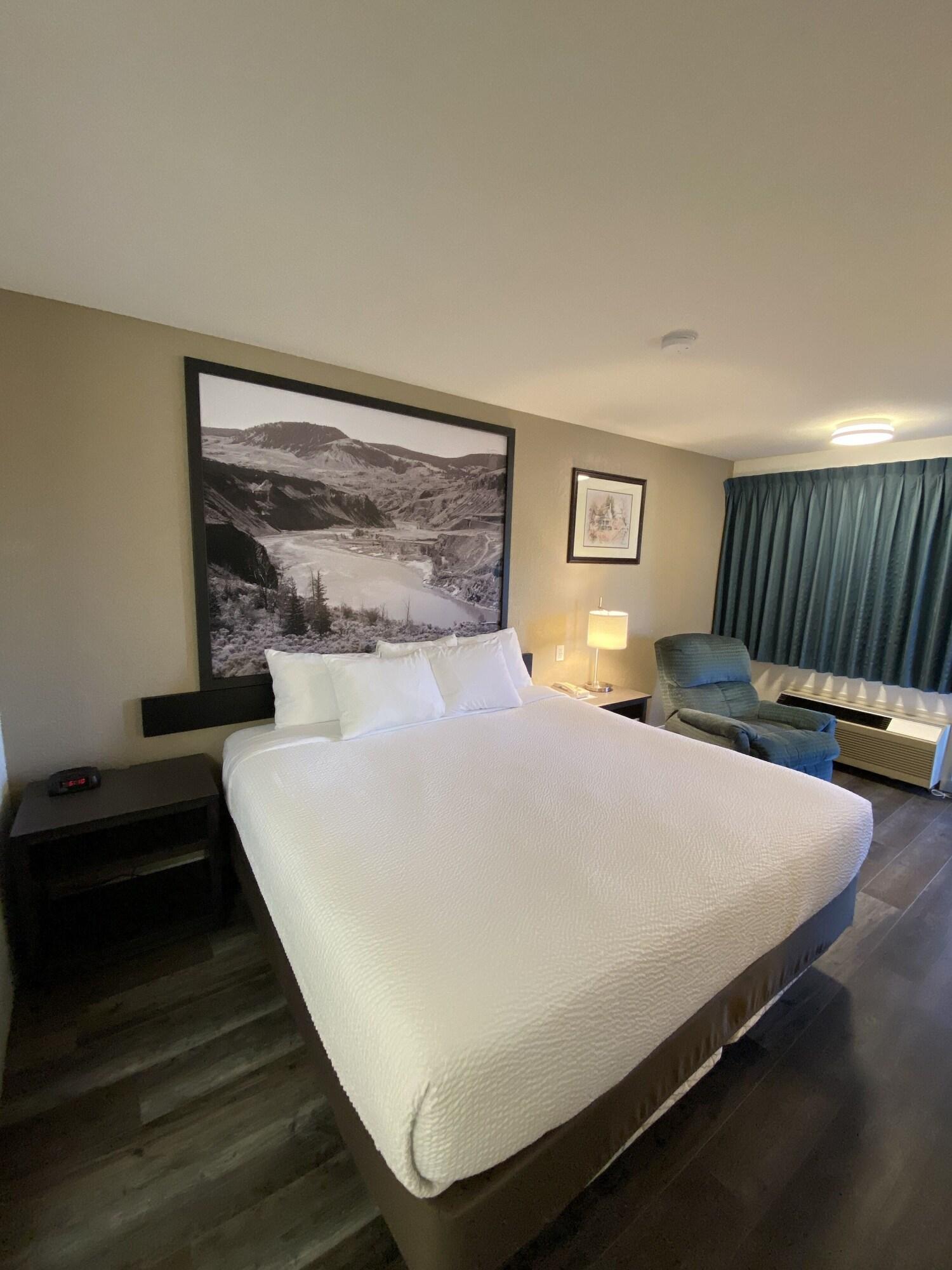 Super 8 By Wyndham 100 Mile House Ξενοδοχείο Εξωτερικό φωτογραφία