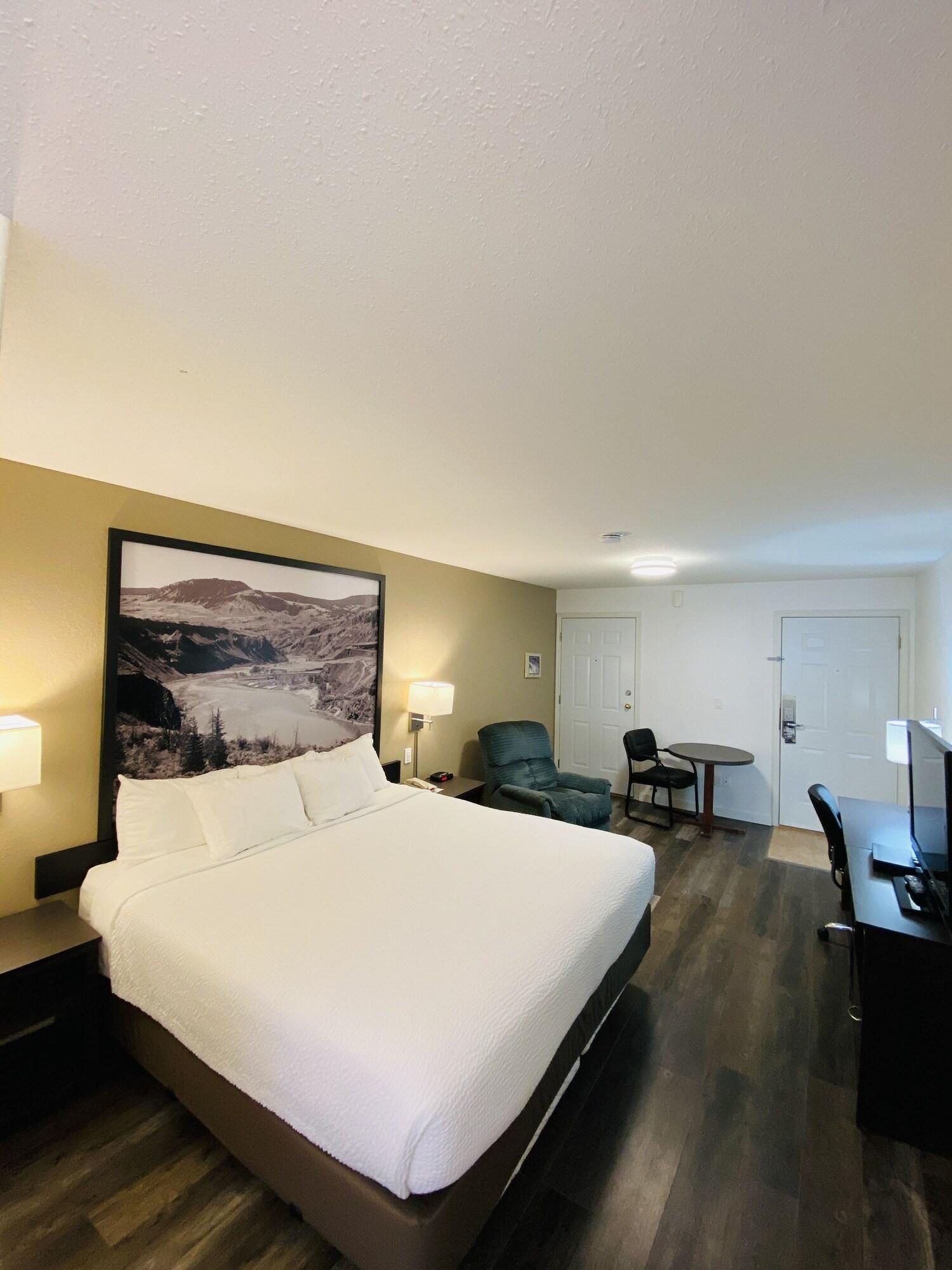 Super 8 By Wyndham 100 Mile House Ξενοδοχείο Εξωτερικό φωτογραφία
