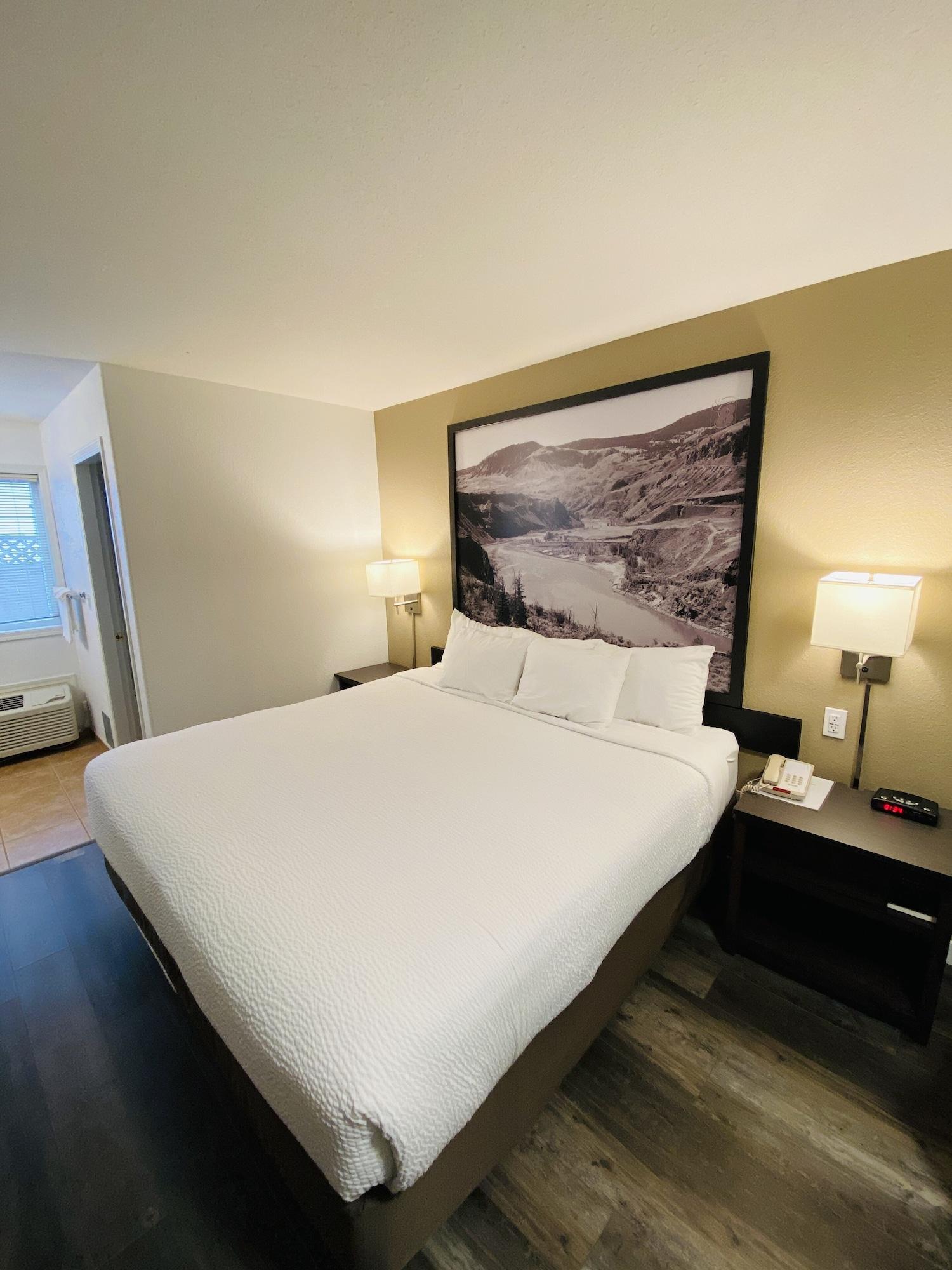 Super 8 By Wyndham 100 Mile House Ξενοδοχείο Εξωτερικό φωτογραφία