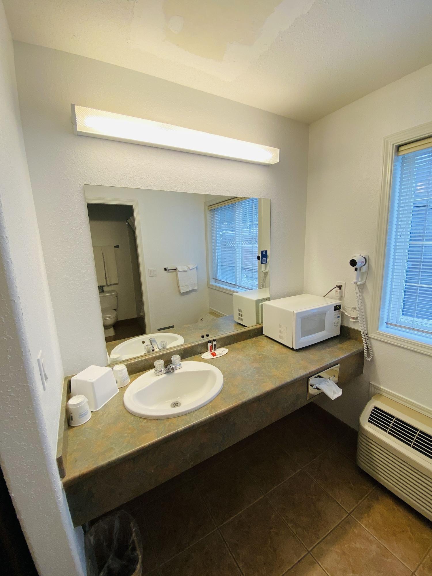 Super 8 By Wyndham 100 Mile House Ξενοδοχείο Εξωτερικό φωτογραφία