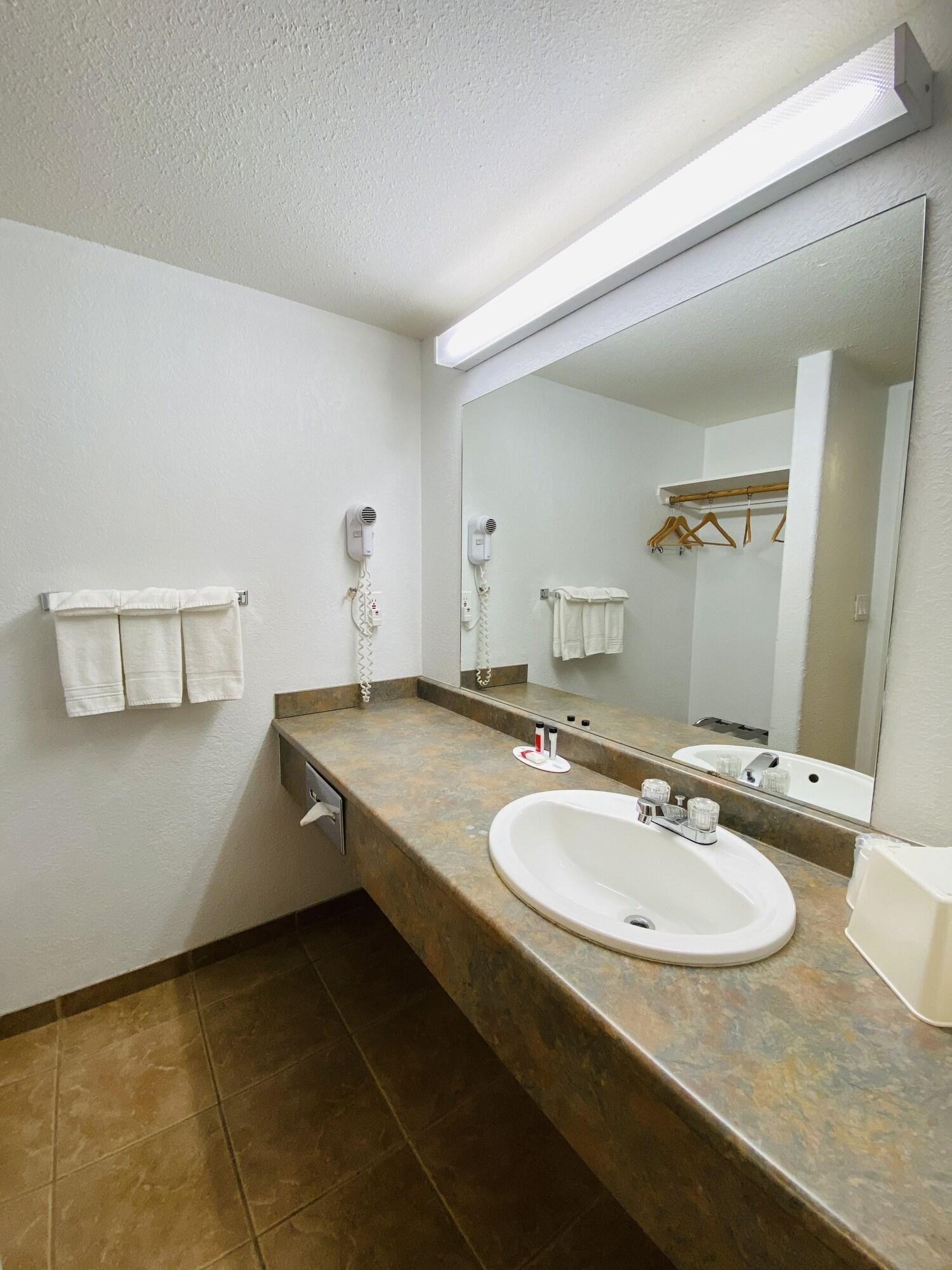 Super 8 By Wyndham 100 Mile House Ξενοδοχείο Εξωτερικό φωτογραφία