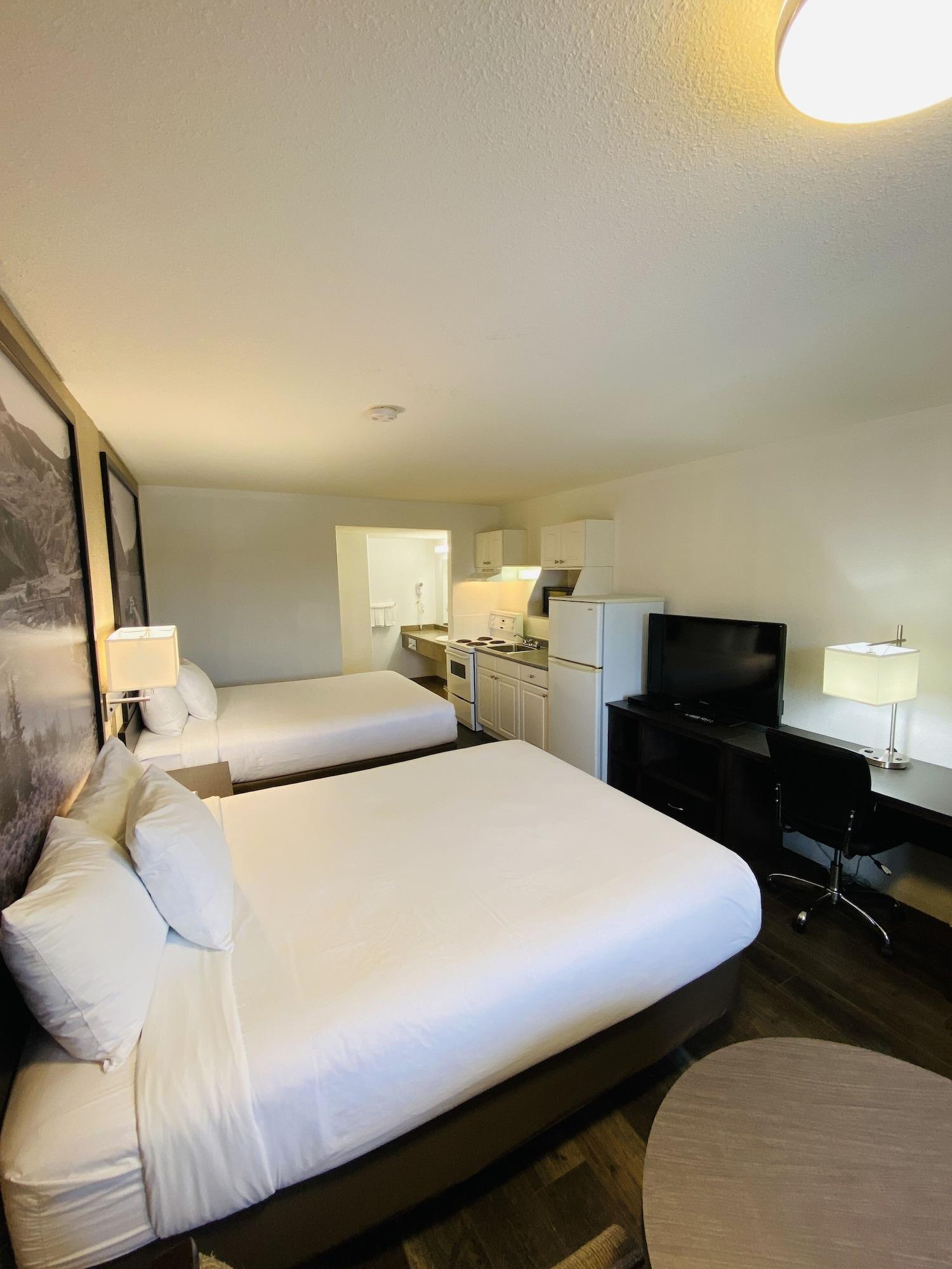 Super 8 By Wyndham 100 Mile House Ξενοδοχείο Εξωτερικό φωτογραφία