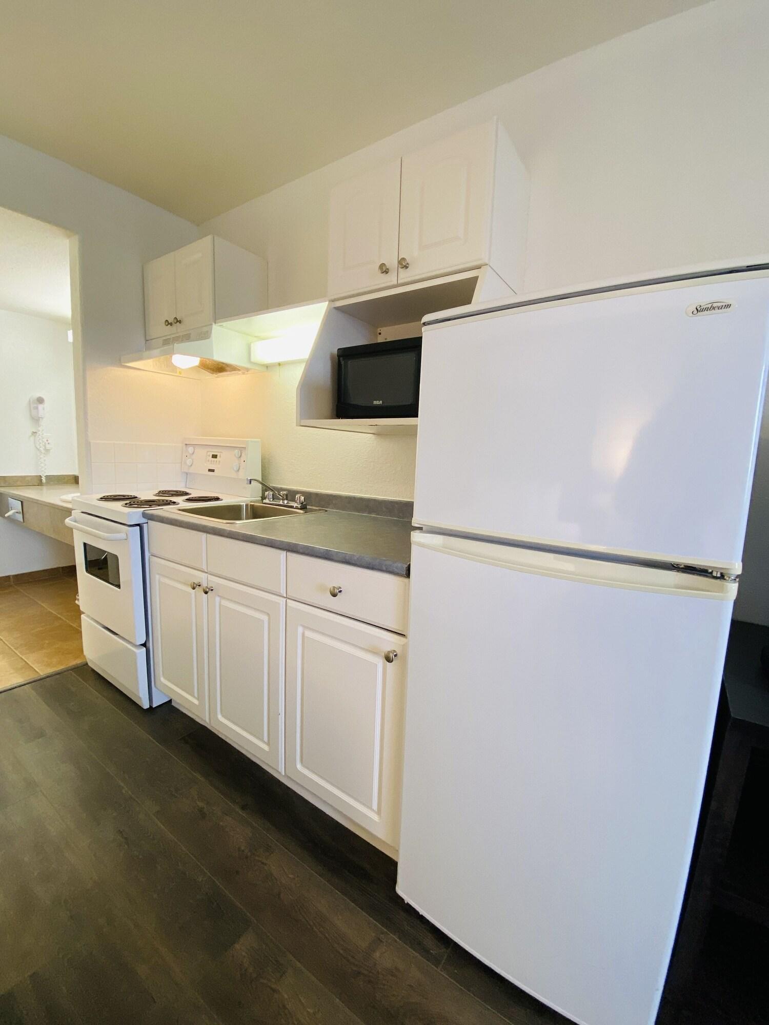 Super 8 By Wyndham 100 Mile House Ξενοδοχείο Εξωτερικό φωτογραφία