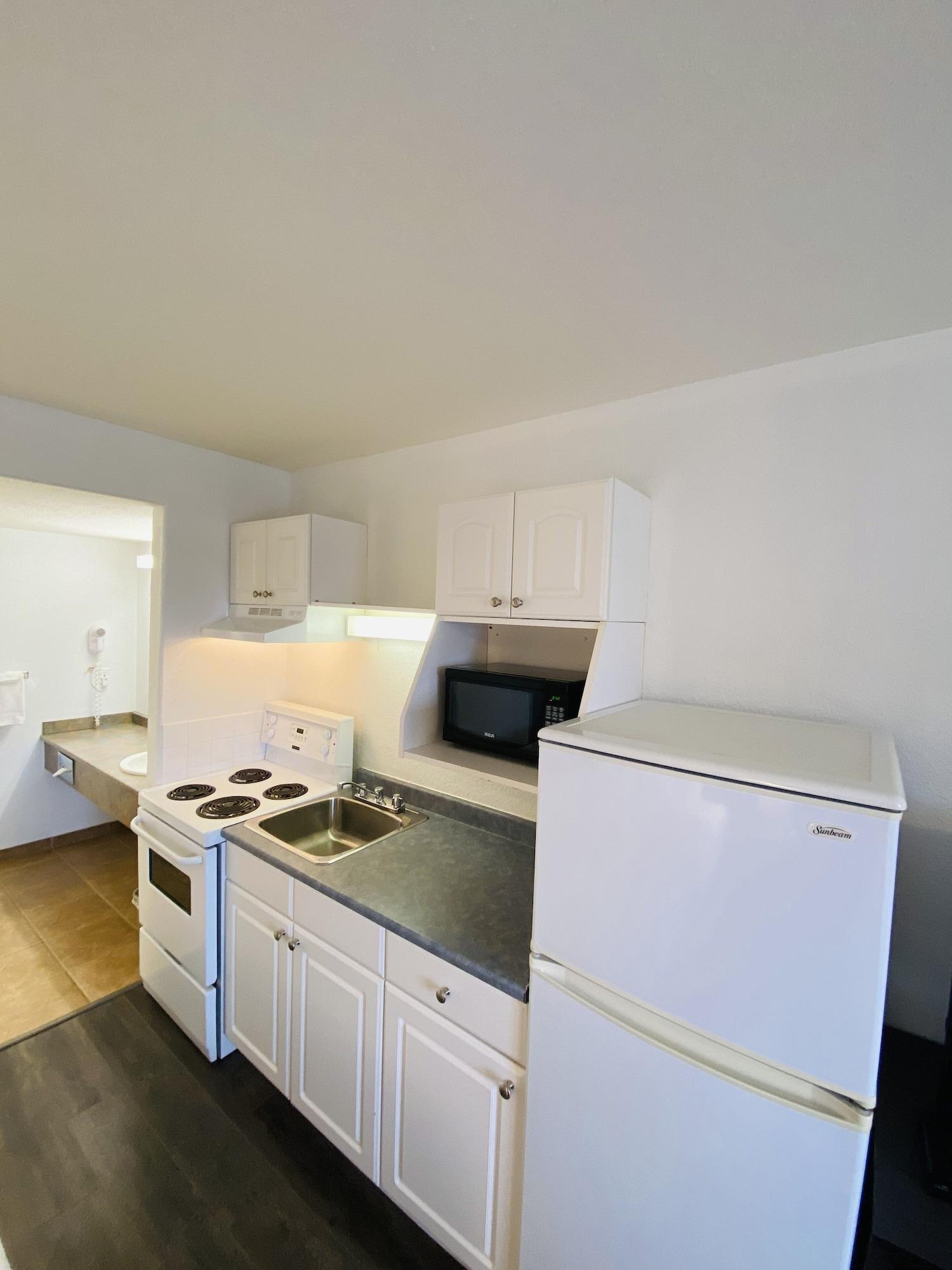 Super 8 By Wyndham 100 Mile House Ξενοδοχείο Εξωτερικό φωτογραφία