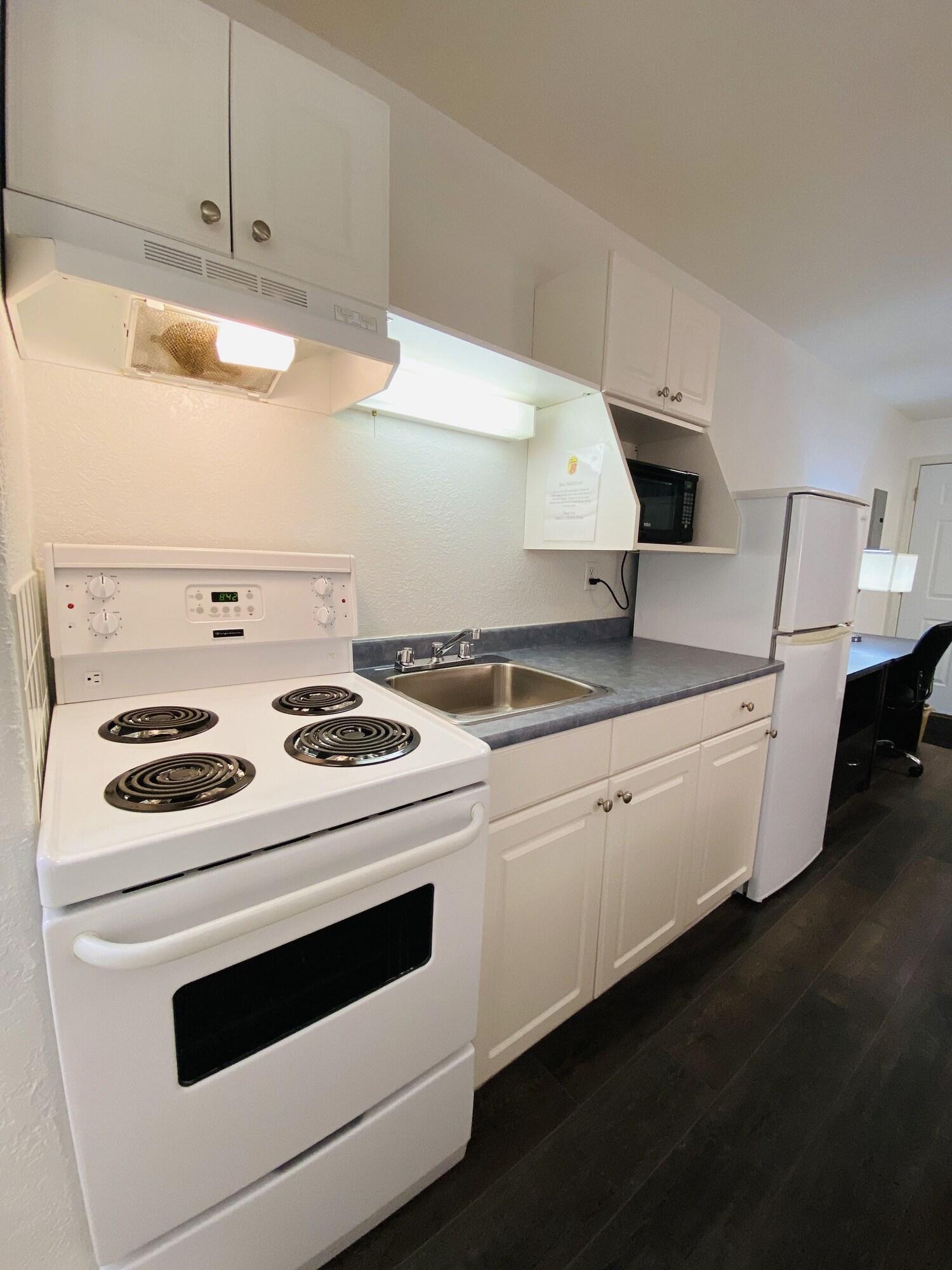 Super 8 By Wyndham 100 Mile House Ξενοδοχείο Εξωτερικό φωτογραφία