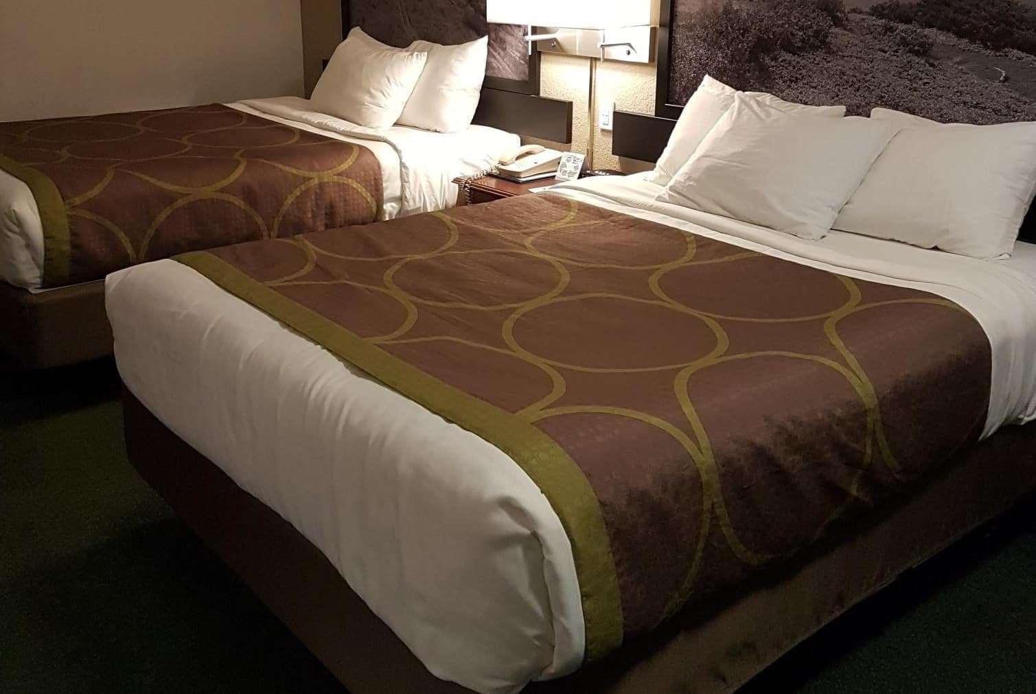 Super 8 By Wyndham 100 Mile House Ξενοδοχείο Εξωτερικό φωτογραφία