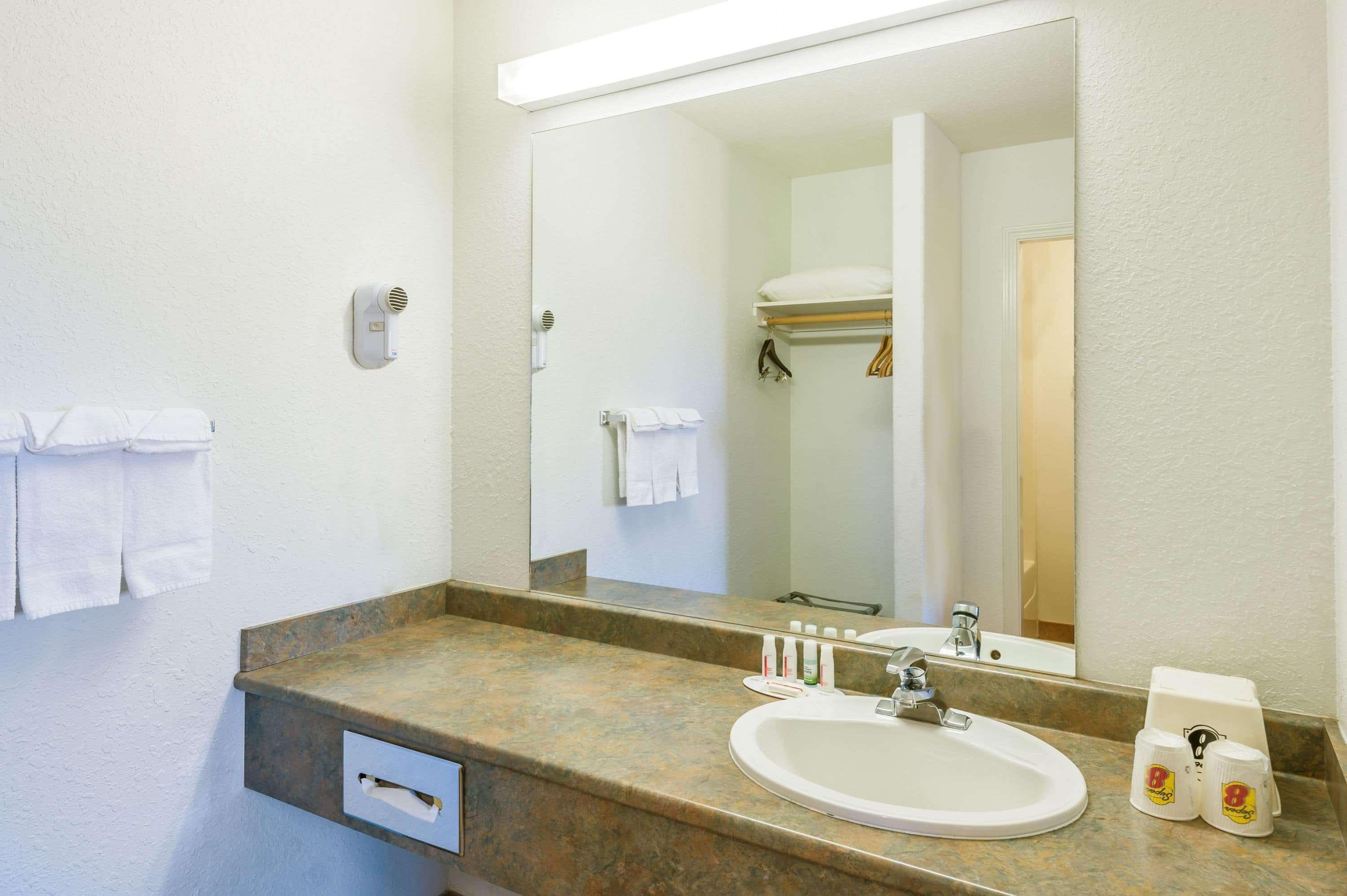 Super 8 By Wyndham 100 Mile House Ξενοδοχείο Εξωτερικό φωτογραφία
