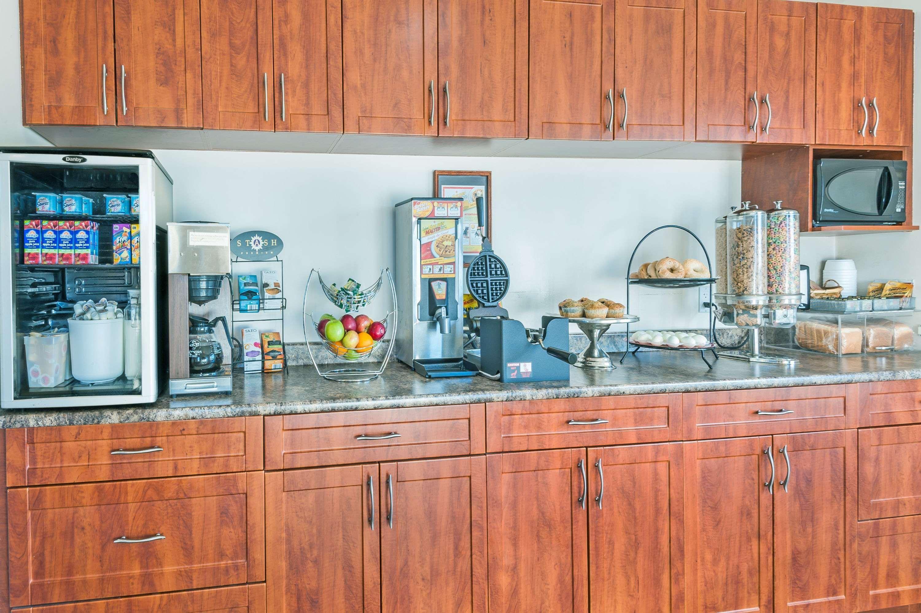 Super 8 By Wyndham 100 Mile House Ξενοδοχείο Εξωτερικό φωτογραφία