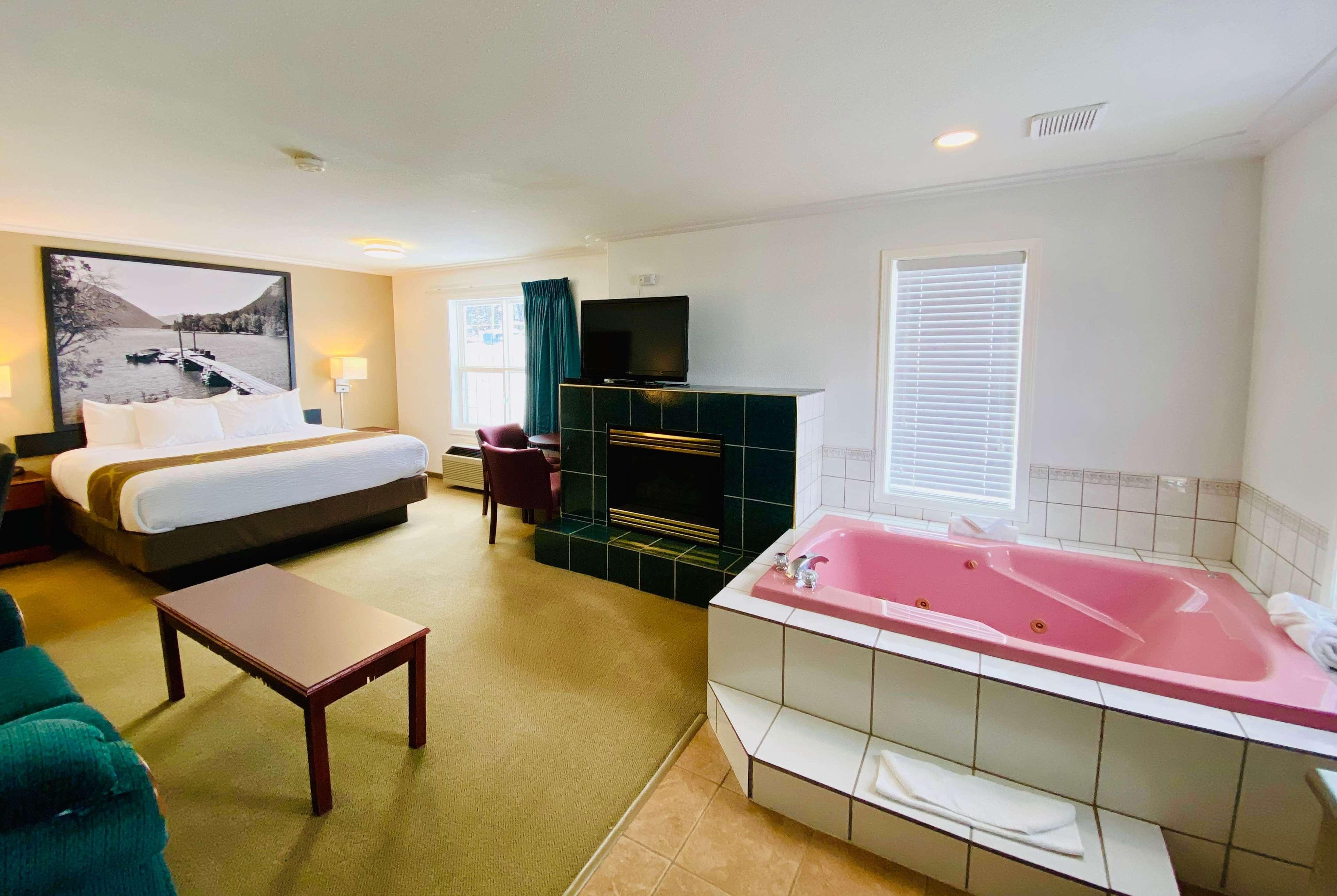 Super 8 By Wyndham 100 Mile House Ξενοδοχείο Εξωτερικό φωτογραφία