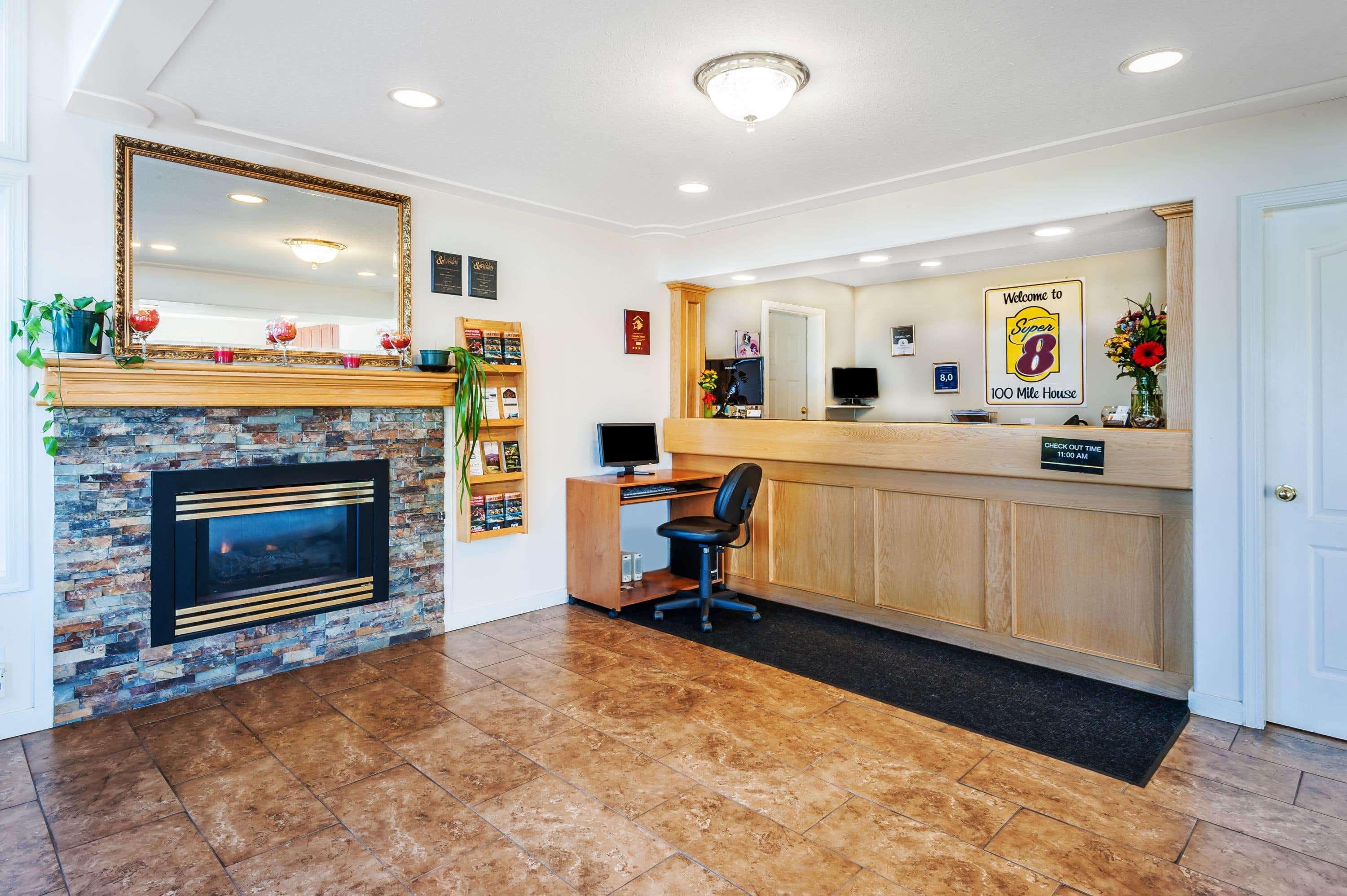 Super 8 By Wyndham 100 Mile House Ξενοδοχείο Εξωτερικό φωτογραφία