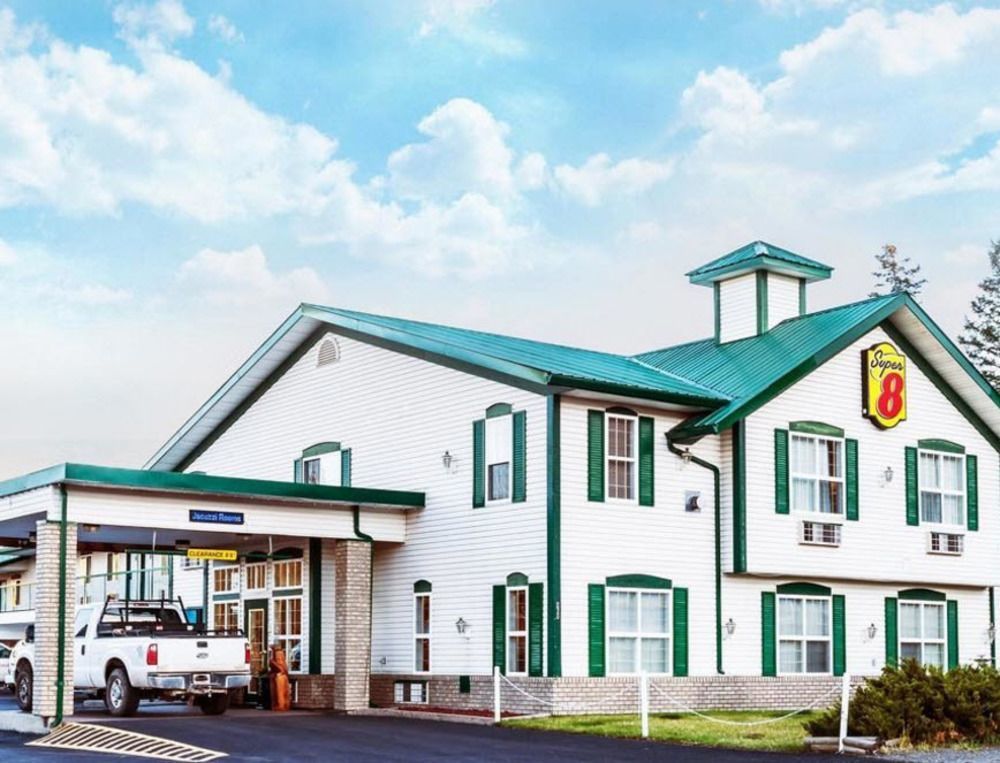Super 8 By Wyndham 100 Mile House Ξενοδοχείο Εξωτερικό φωτογραφία