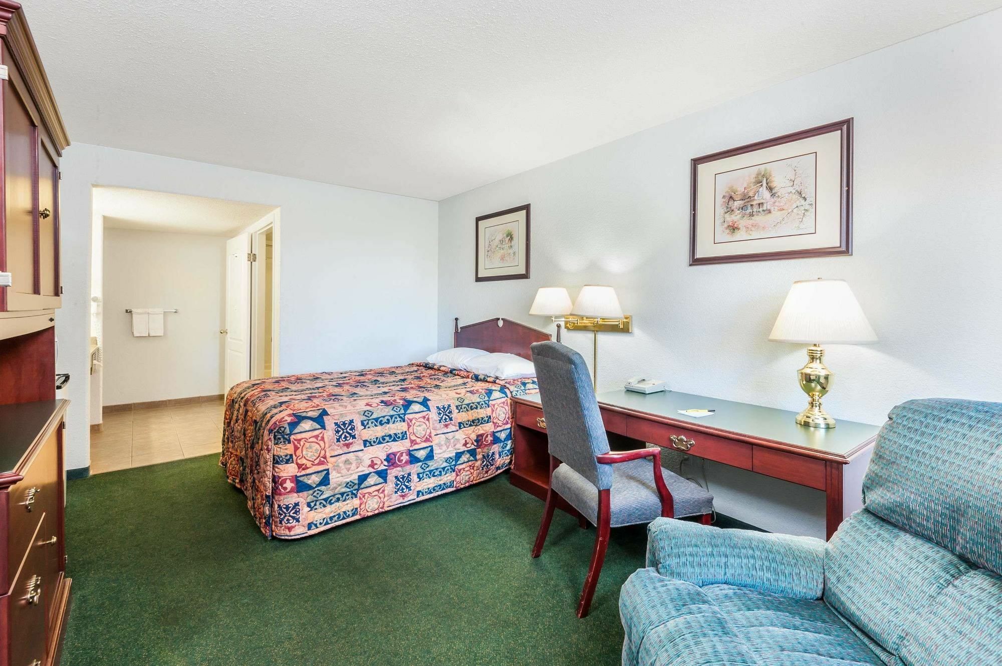 Super 8 By Wyndham 100 Mile House Ξενοδοχείο Εξωτερικό φωτογραφία