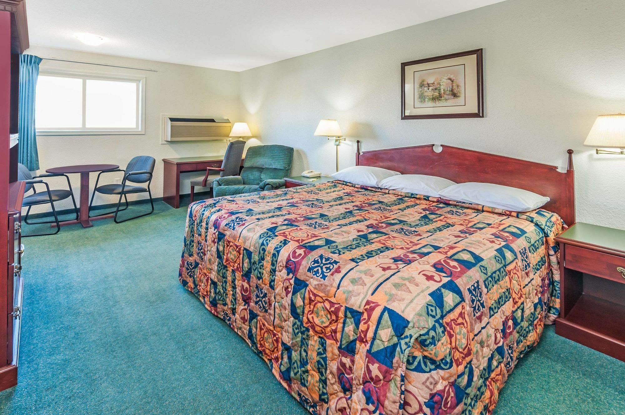 Super 8 By Wyndham 100 Mile House Ξενοδοχείο Εξωτερικό φωτογραφία