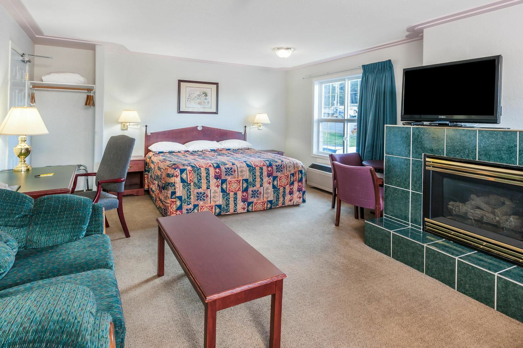 Super 8 By Wyndham 100 Mile House Ξενοδοχείο Εξωτερικό φωτογραφία