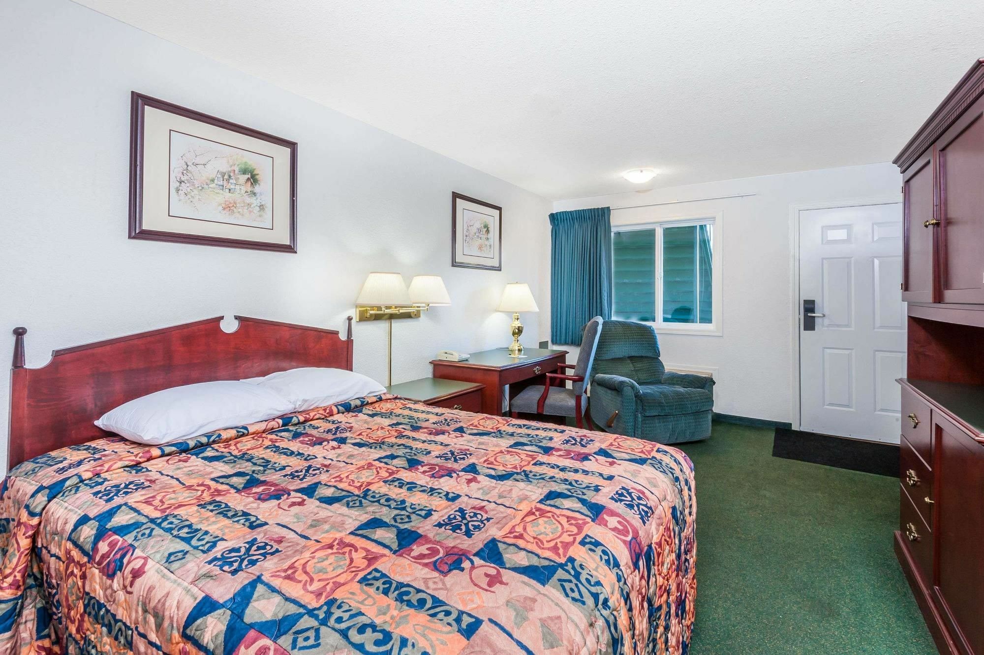 Super 8 By Wyndham 100 Mile House Ξενοδοχείο Εξωτερικό φωτογραφία