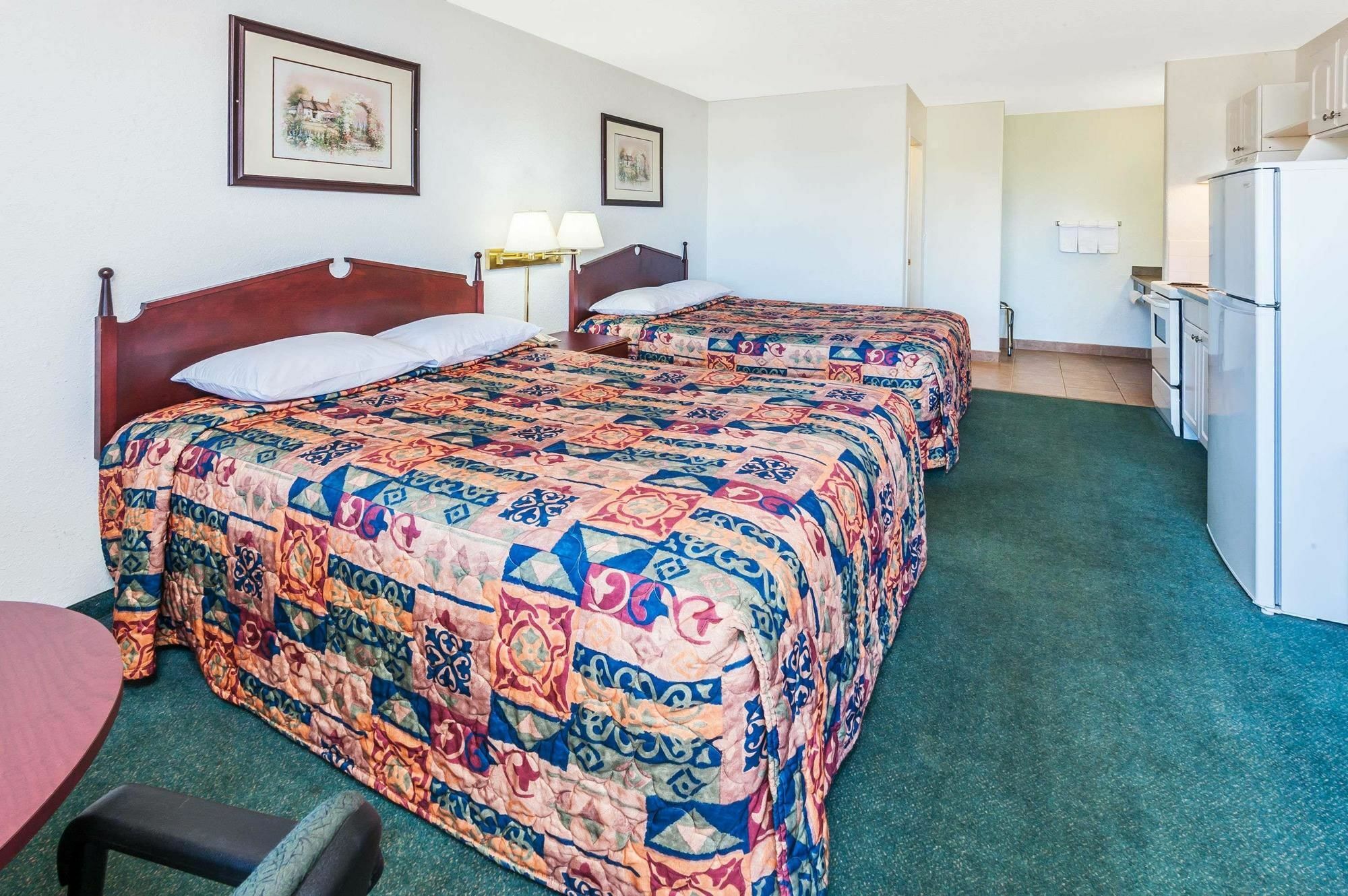 Super 8 By Wyndham 100 Mile House Ξενοδοχείο Εξωτερικό φωτογραφία